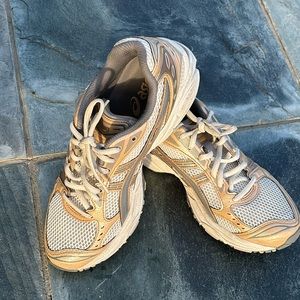 ASICS vintage style Gel Kayano 14 Like New!